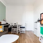 Beautiful Bright Apt In A Family Area