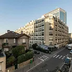 Beautiful Bright Apt In A Family Area