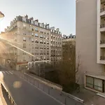 Beautiful Bright Apt In A Family Area