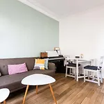 Beautiful Bright Apt In A Family Area