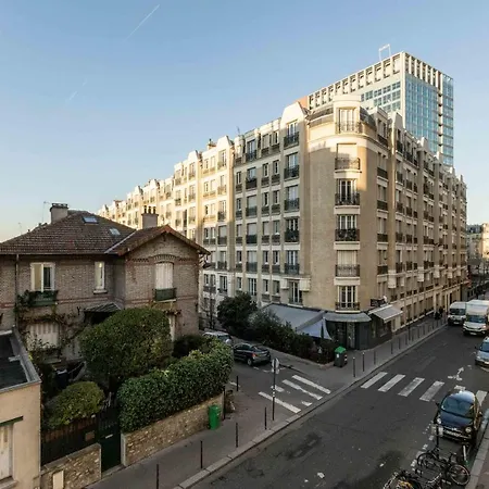 Apartment Beautiful Bright Apt In A Family Area *