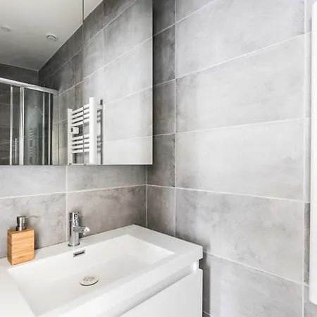 Apartment Beautiful Bright Apt In A Family Area *